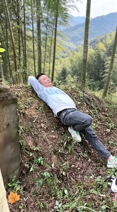 遗憾终生，一位男子清明节给父亲去上坟后，躺在父亲坟上说：我这一生，没见过你的模样