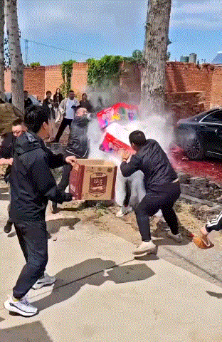 非常滑稽的婚闹，婚礼往新人、公婆身上撒面粉、抹锅底灰、砸鸡蛋，叫“闹喜”，寓意驱