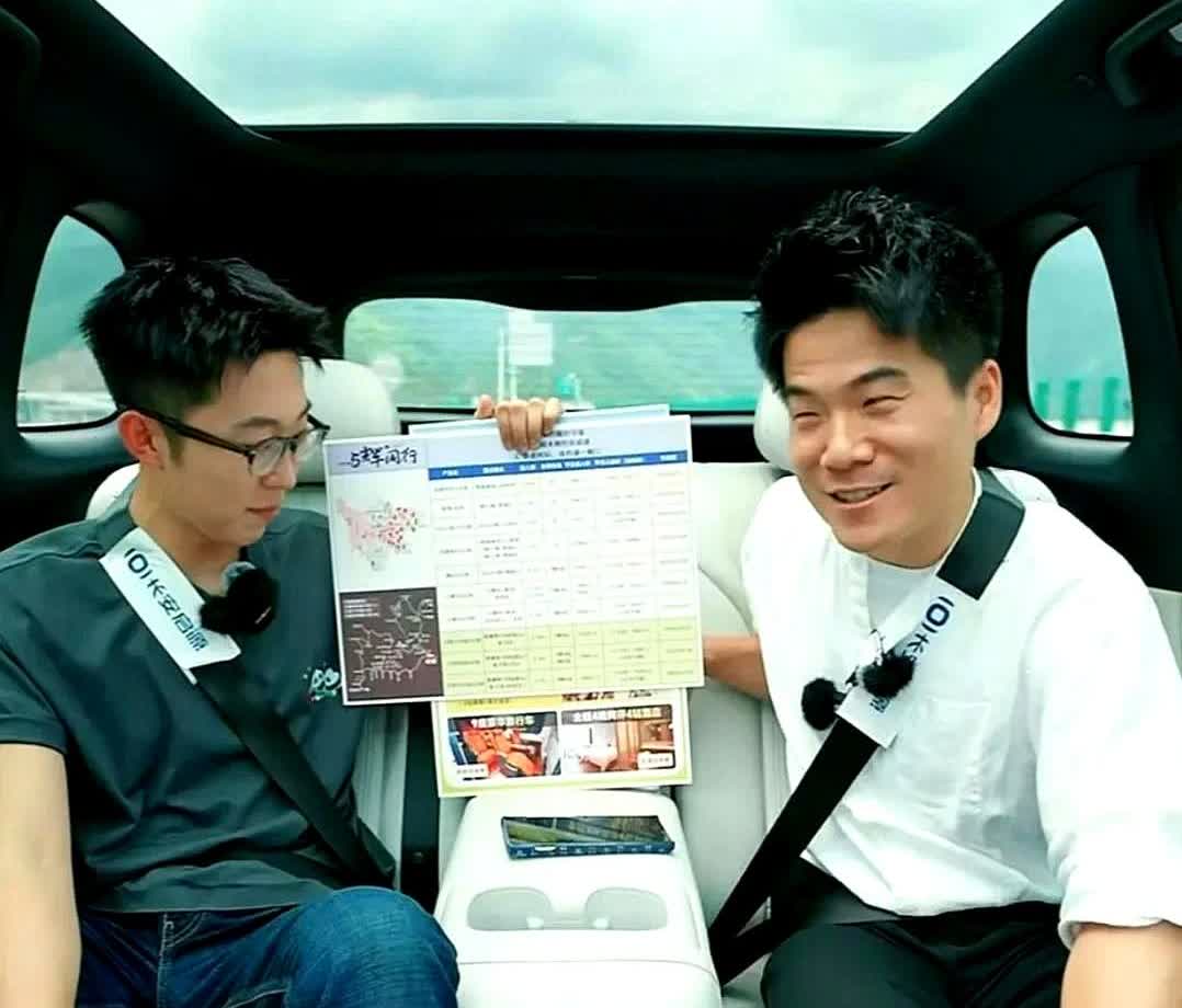 粉丝劝宇辉带个四川翠花回去，董老师的回答给全川男人长脸了！宇辉和汉森报恩寺返