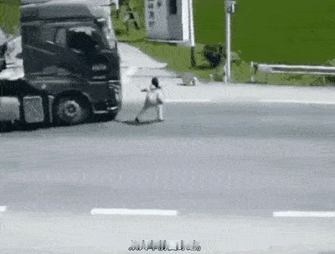 明知山有虎，偏向虎山行。这姑娘明明看见了大货车，不知道躲避，却要和大货车赛跑。