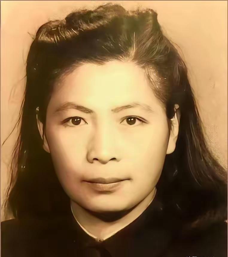 她是广州起义总指挥张太雷的遗孀。丈夫牺牲时，年仅29岁，他们的儿子，才刚刚两个月