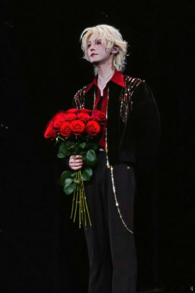 鹿晗演唱会送玫瑰花鹿晗七夕送粉丝玫瑰花鹿晗演唱会送玫瑰花，啊啊啊啊太好了​​
