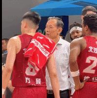 方硕得寸进尺！据北京媒体人透露：在北京男篮暂停时，方硕竟然与许利民疑似发生口角