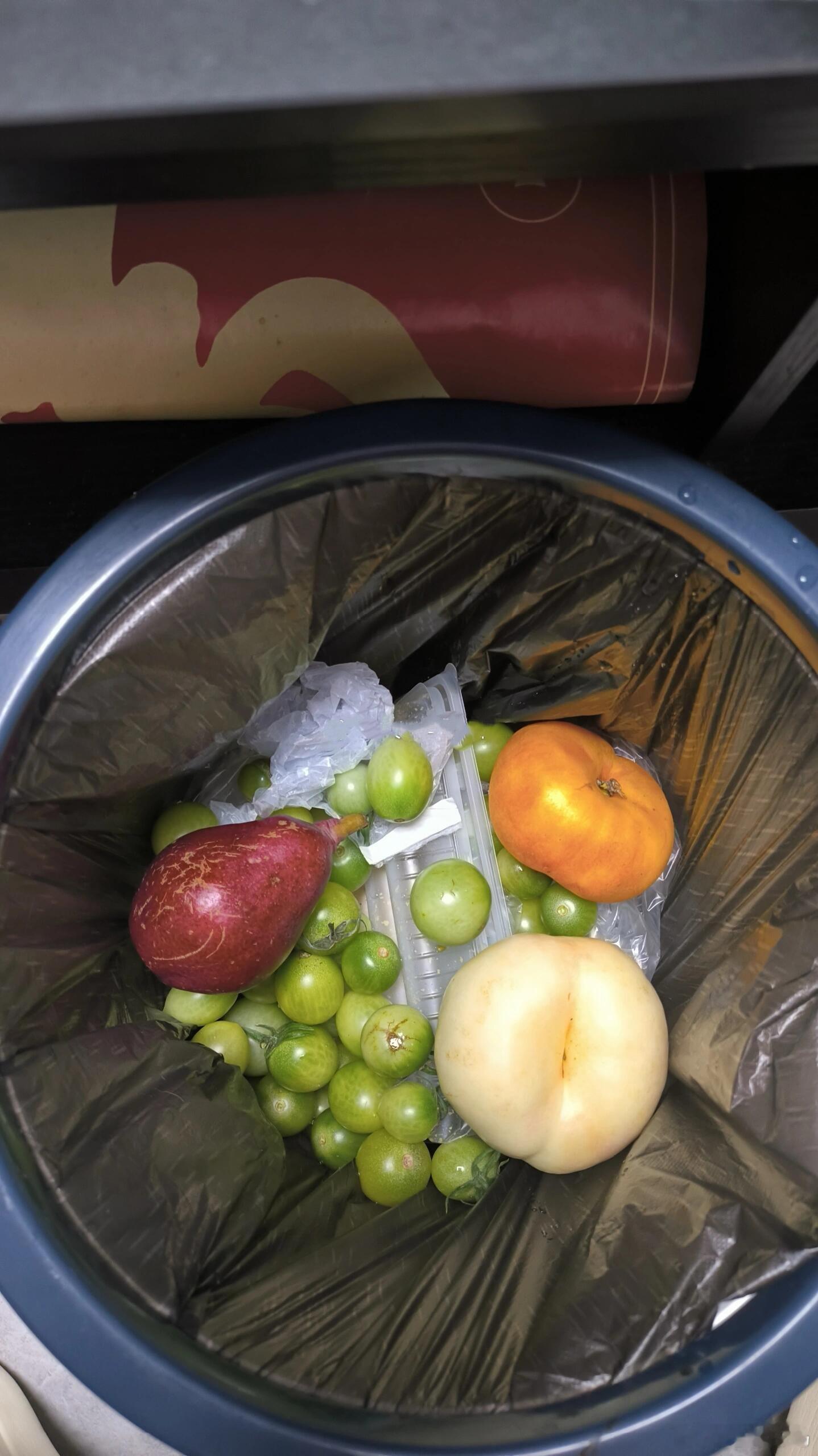 爸爸妈妈老喜欢把他们觉得好的东西强塞给我，我直接扔掉了不要跟老人提喜欢吃什么