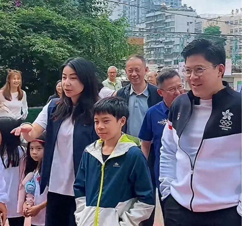 郭晶晶12岁儿子体贴举动曝光再次赢得霍家满堂喝彩