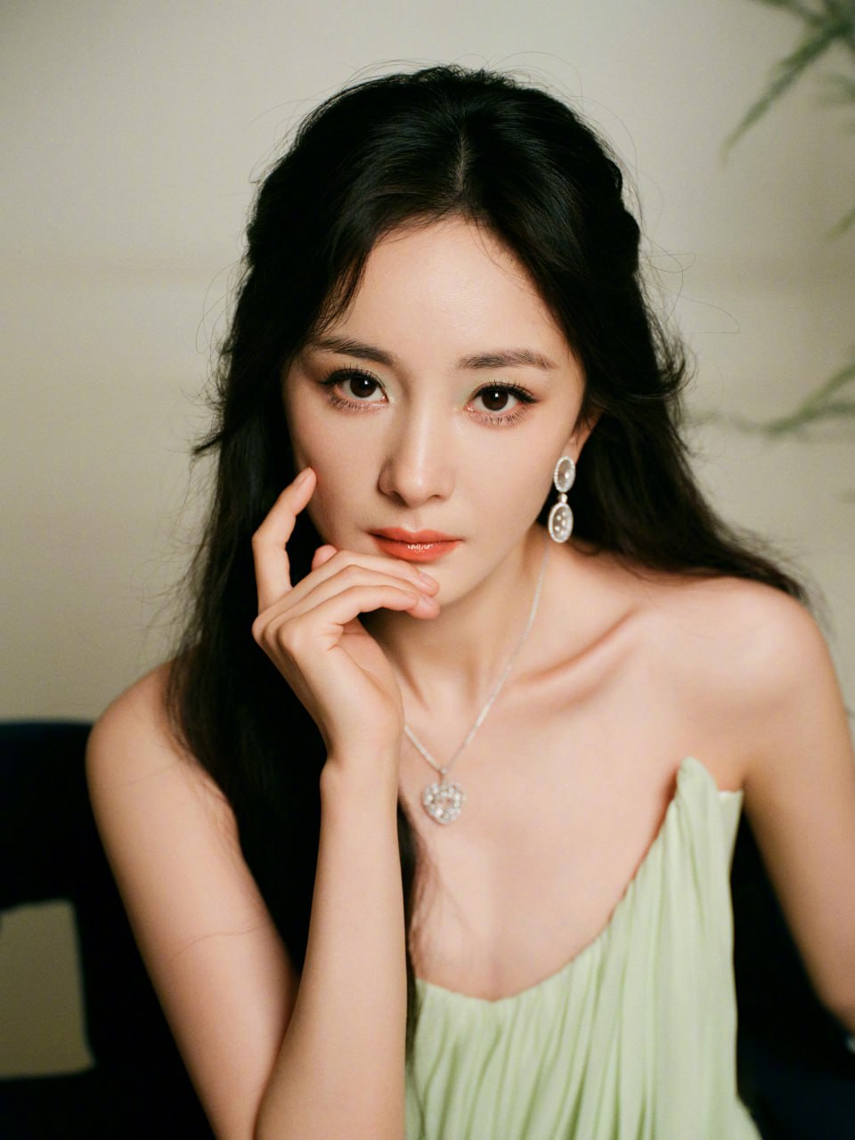 #杨幂品牌直播妆造图，淡绿色吊带长裙绽放独特魅力
