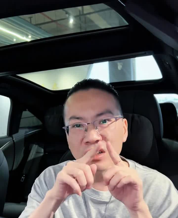 问界M9。问界又搞事情了，这才刚刚上市25款的问界M9转头就拍到加长版谍照。