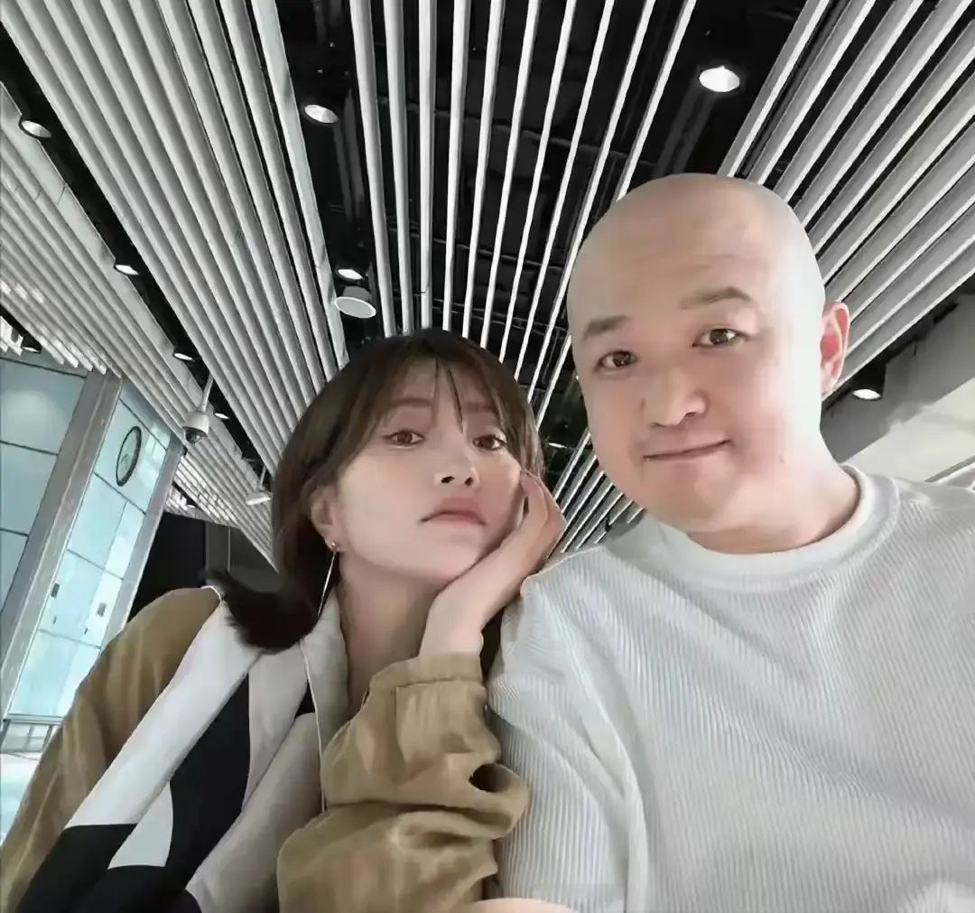 风波过后结伴出游，包贝尔包文婧的相处状态，骗不了人