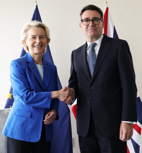 北京收到一个危险信号：欧盟和英国会晤了很久，冯特莱恩称补上最后的漏洞！英国《金融