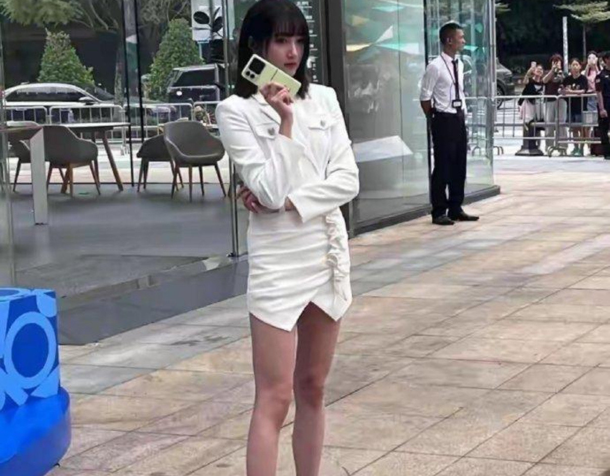 这是关晓彤吗，腿真的好美，果然是明星！​​​