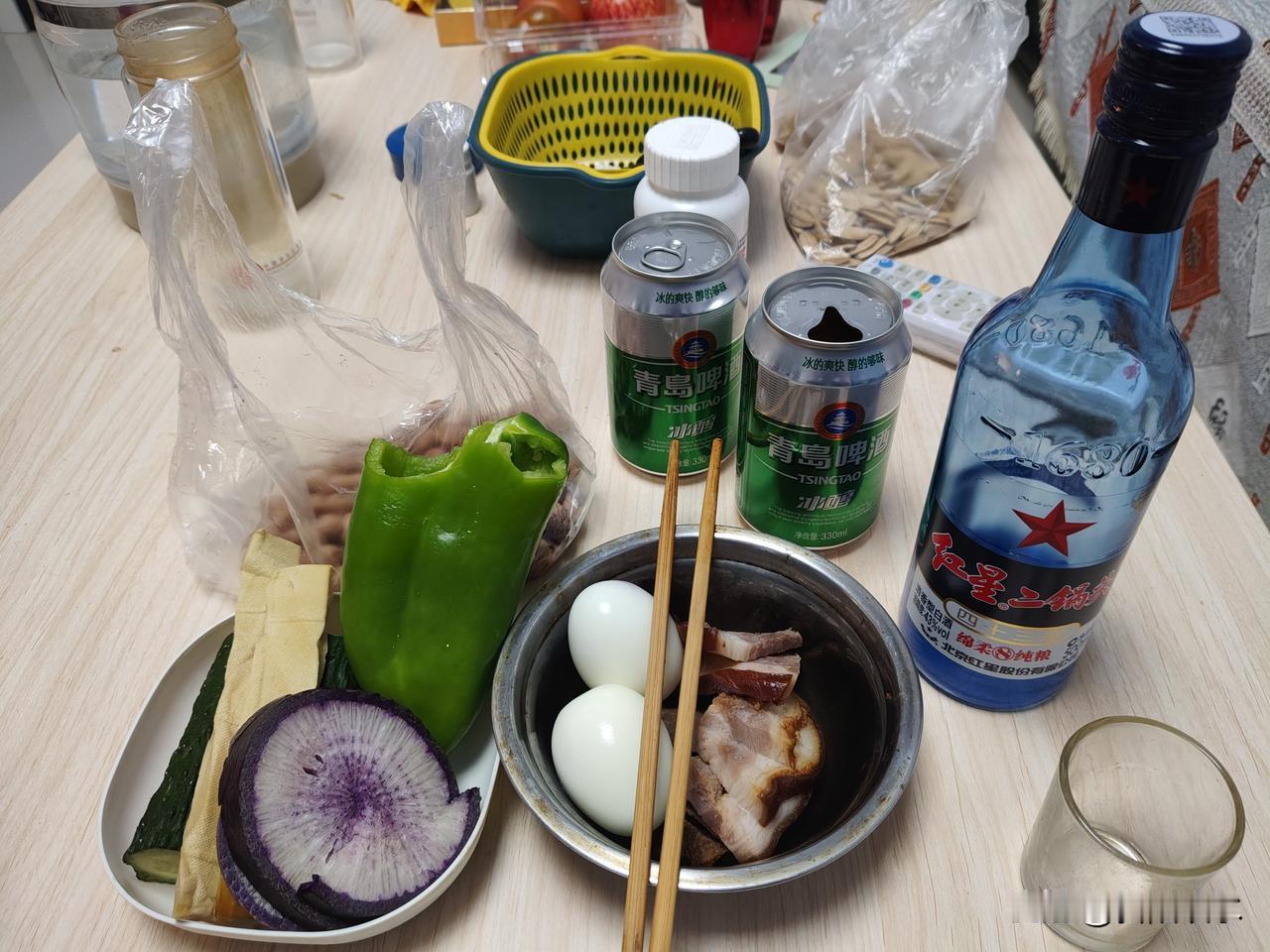 老婆大人不在，光棍一人，没人看管，小酌一杯。二两白酒，两罐啤酒，几片猪头肉，两