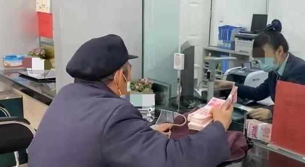 全程有理说不清！肇庆大爷存钱三年莫名少一万，维权报警起诉最终全数败诉。 老人
