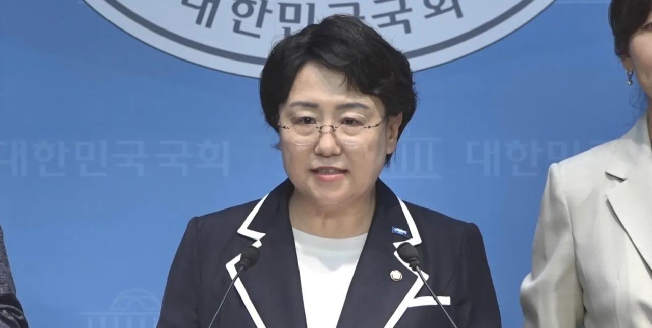 “解散违宪政党国民力量党”祖国革新党第二次向法务部提交陈情书。何为陈情书？