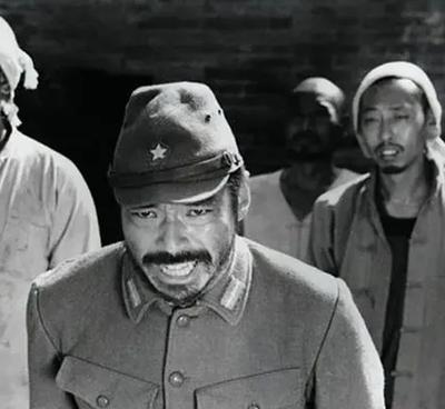 1945年8月16日，日本天皇颁布投降诏书后的第二天，驻中国战场的日军少尉武藤玉