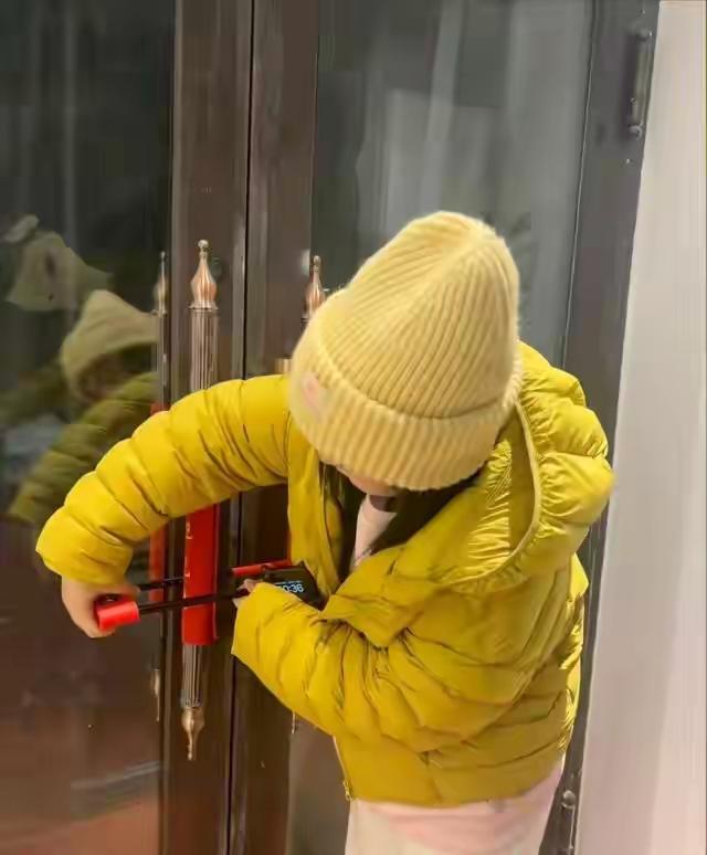 善良的人很多，面馆老板有急事走了，两个年轻姑娘在正在吃面，老板对两位女子说，走的