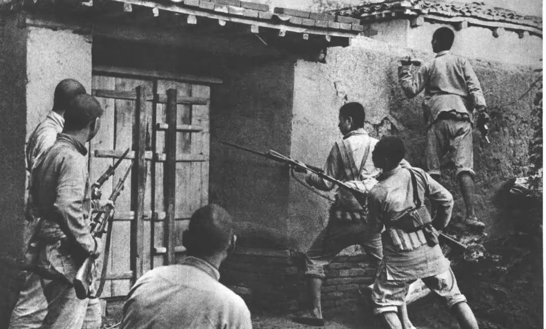 百团大战一度让委员长非常震惊，据说他一度无语，这其实很正常，如果民国军事的行情就