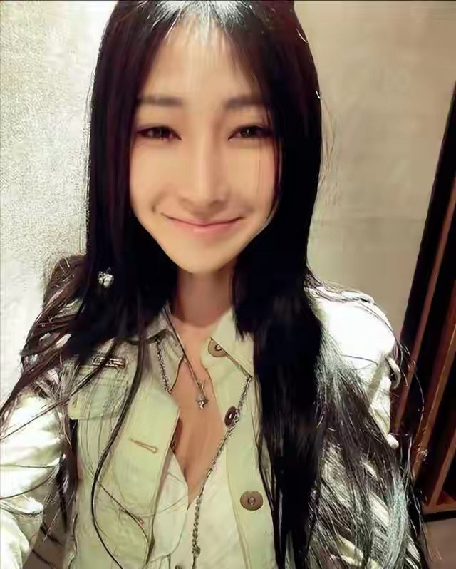 曾与李荣浩相恋同居四年，情断后一度深陷抑郁难以走出，如今的陆瑶依旧保持单身，独自