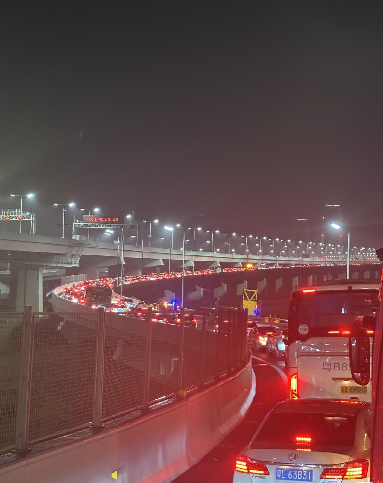 5.4此时此刻深中通道堵车，车辆龟速行驶中[捂脸哭][捂脸哭][捂脸哭]深中通道把人逼