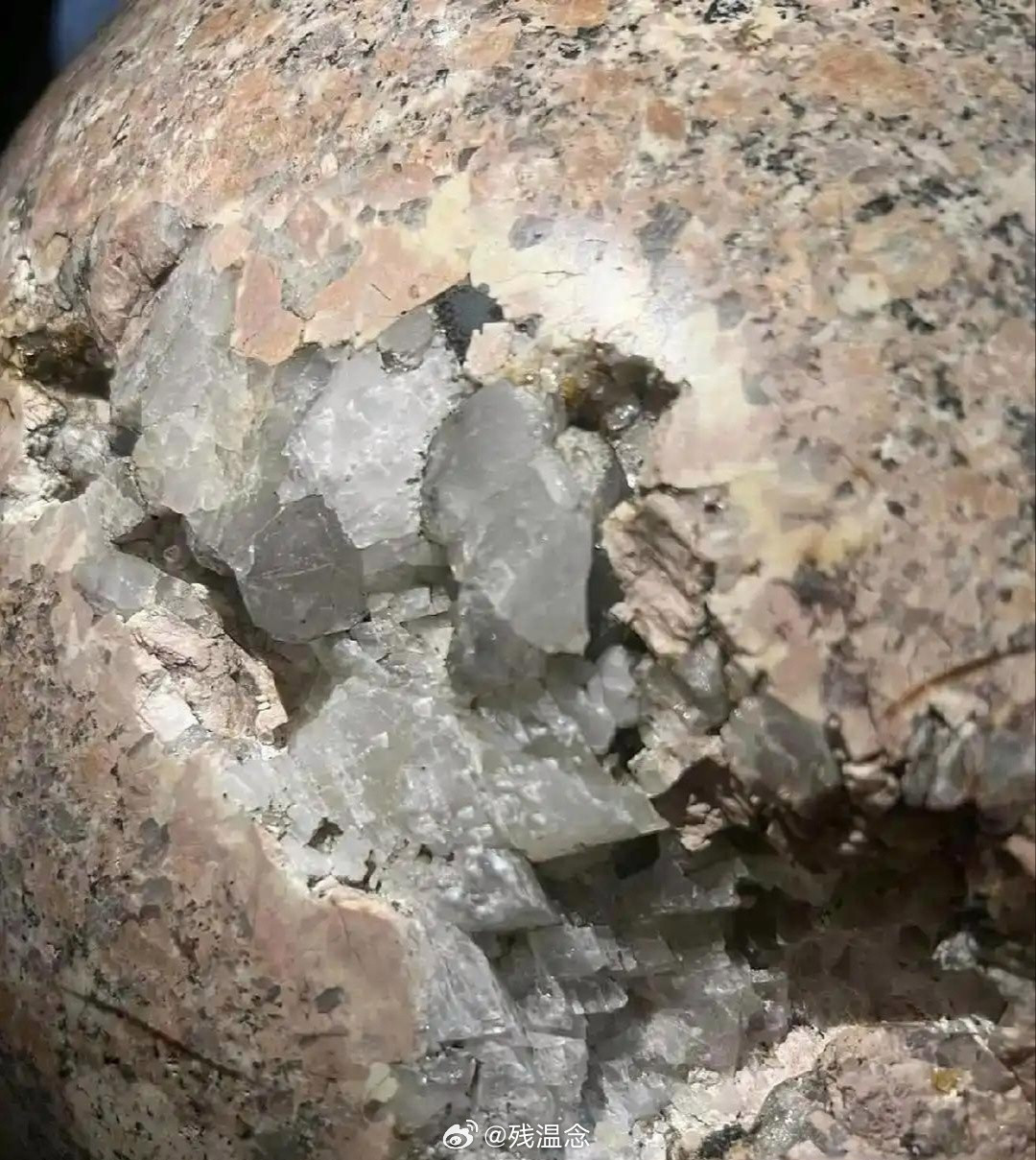 终于晓得石墩子为啥那么贵了敢情里面装的是水晶