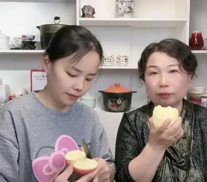 不管熊磊在直播间如何的诋毁许敏，比如她说许敏冷血无情，最后没有去看姚策。但就