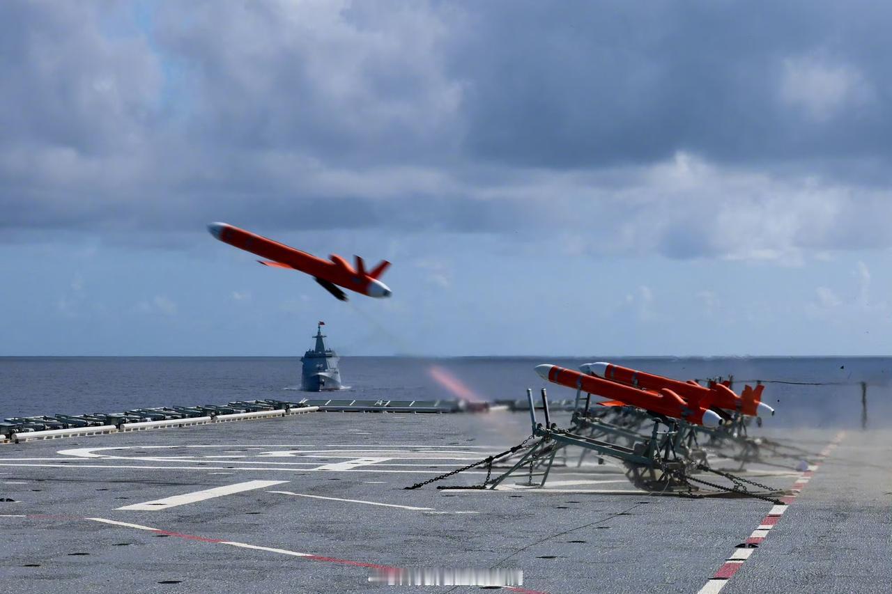 起猛了，官宣075上也能飞固定翼了[笑着哭]在无人直升机专用的起降点位置摆几个发