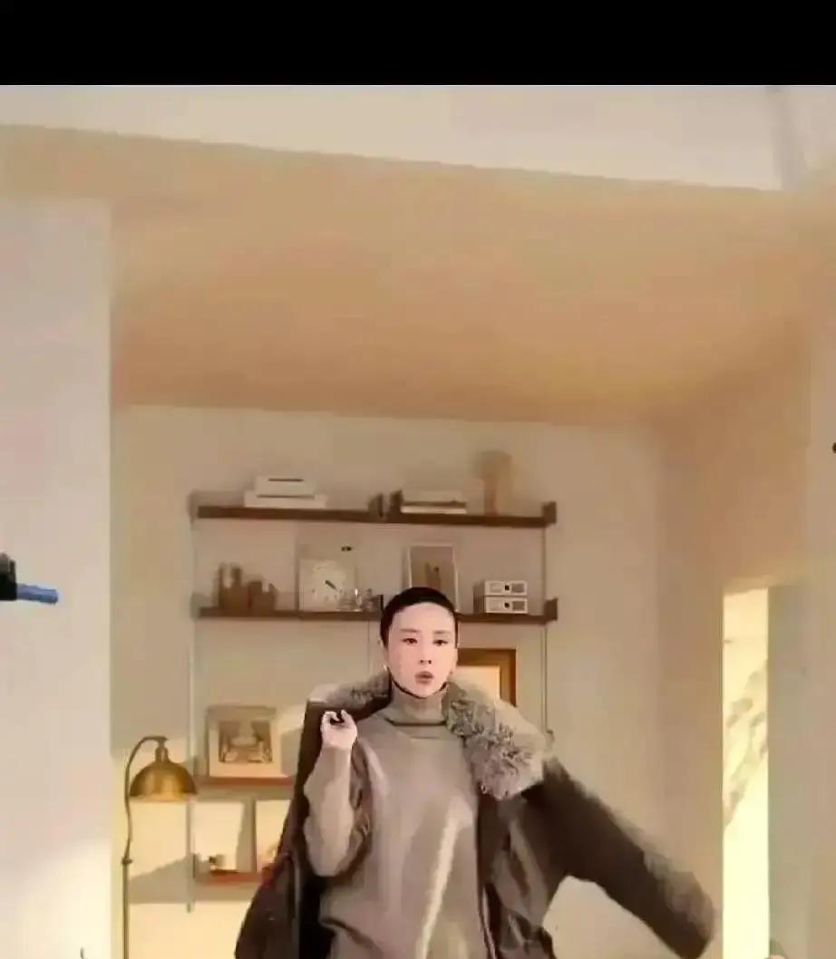 2680元的大衣，三小时秒光5000件。屏幕前的你，一边嘀咕“明星又来割韭菜”