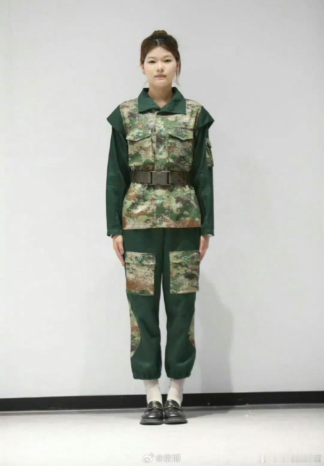272万网民选的军训服要来了首先，人家之前就已经说了，这个所谓网民的投票不是官方