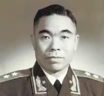 军长前线起义，蒋介石怒杀其妻儿，滇军同乡直接调坦克围堵宪兵团1948年10月下