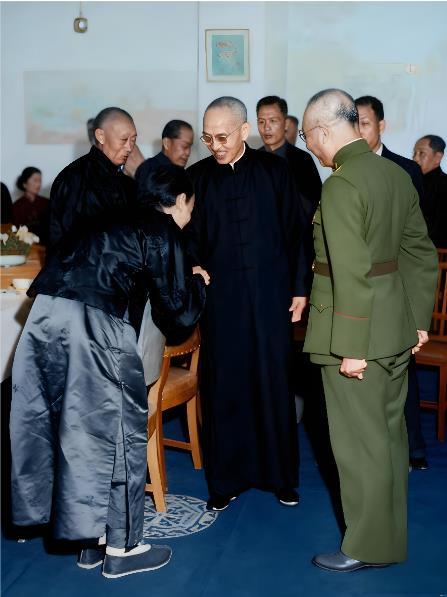 这张照片定格于1945年12月，是抗日战争胜利后国民政府“接收”北平后，画面中蒋