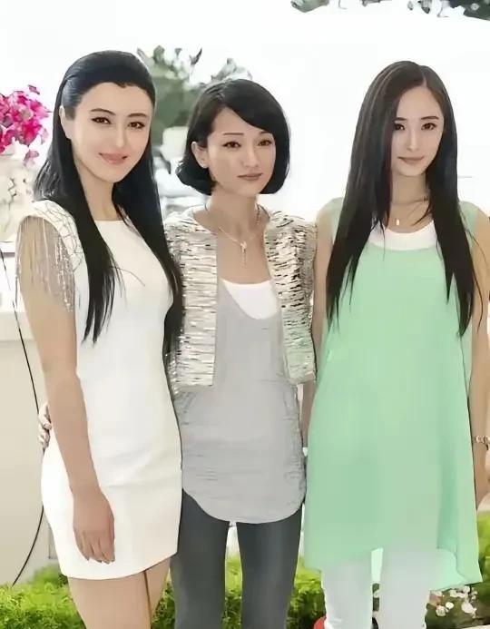 这是曾经的一张老照片，太养眼了，杨幂真美，但其她两位是谁，没认出来，你认出来了