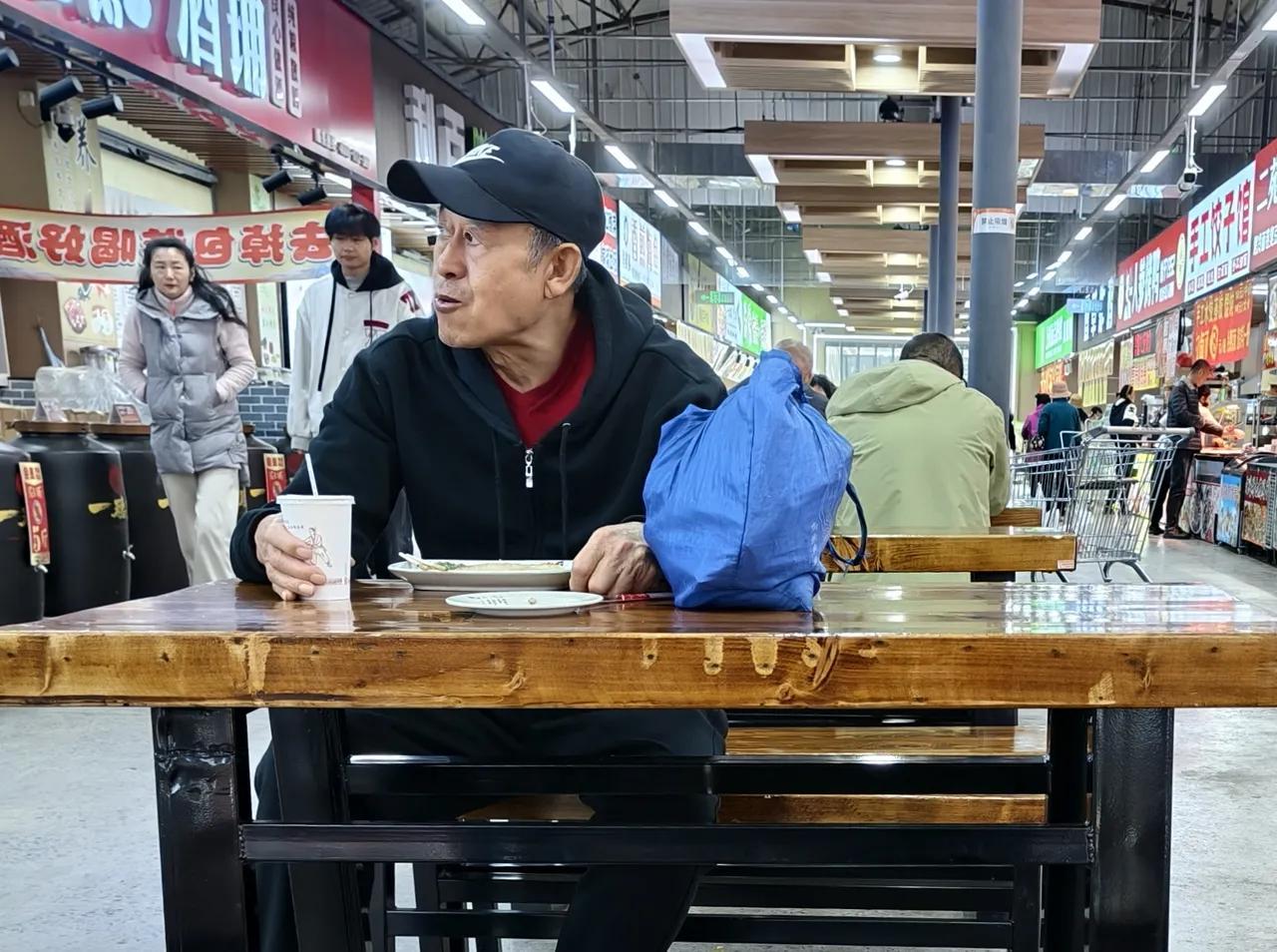 截然不同的老人世界观图片中的老人，也是一名独居老人。而他的生活方式，同现在的老