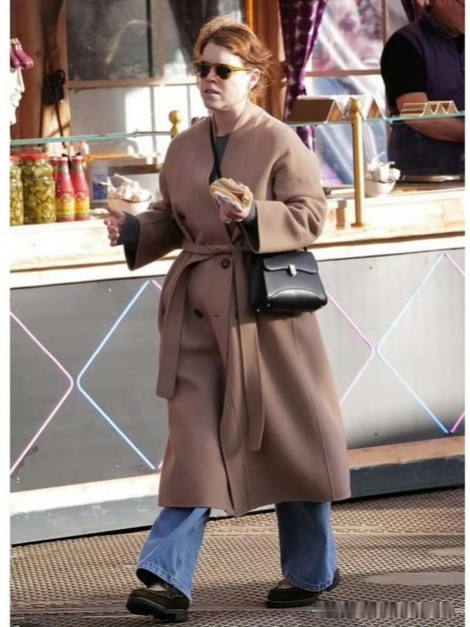 二胎宝妈尤金妮公主带着两个儿子（4岁的奥古斯特喝2岁的欧内斯特），在嘉年华主题公