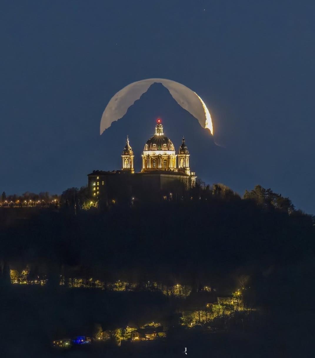摄影师ValerioMinato等了6年才拍到这张照片！月亮被山峰和大教堂的圆