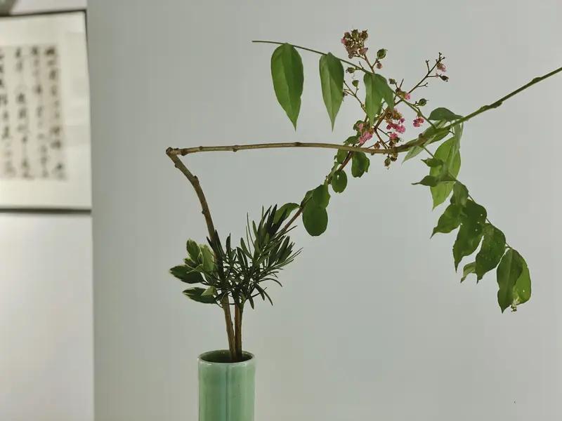 奈斯友的雅评实在是妙极了，称上联宛如夜空中闪烁的星辰，下联好似山间潺潺的溪流，将