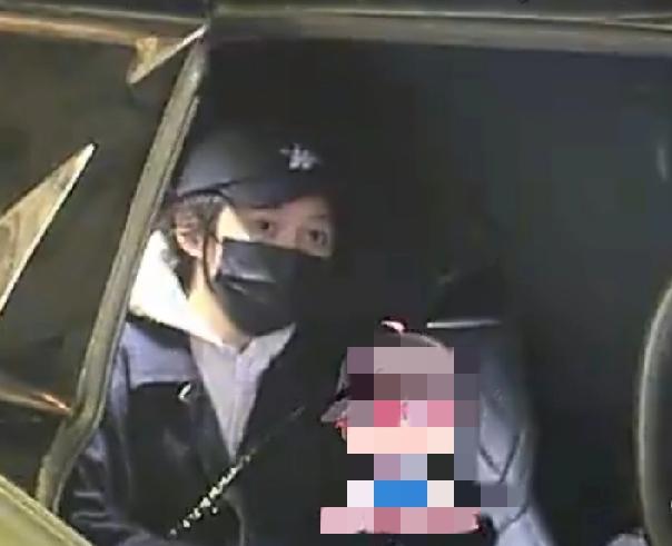 4月10日，有八卦博主爆料关晓彤凌晨深夜和助理去酒吧喝酒，并拍到了关晓彤去酒吧的