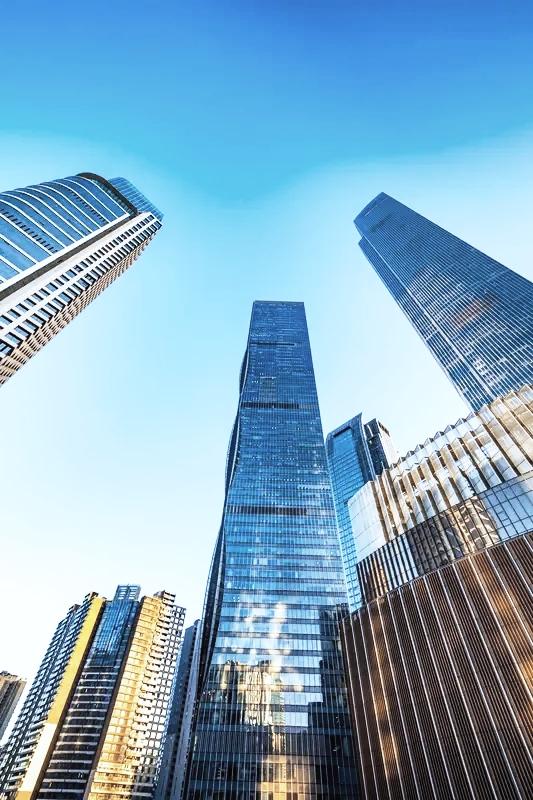 是咬咬牙凑齐首付,背上二三十年的房贷,换一套写着自己名字的房子,从此有了扎根的安