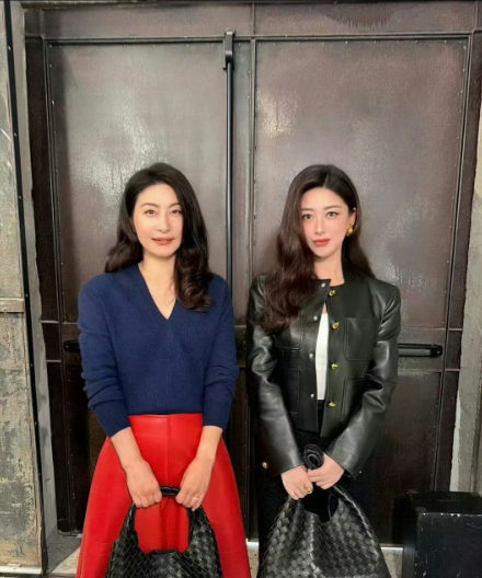 发现一件小趣事，郭晶晶和朱珠的头发真有个性，主打你看不见我，我看不见你！