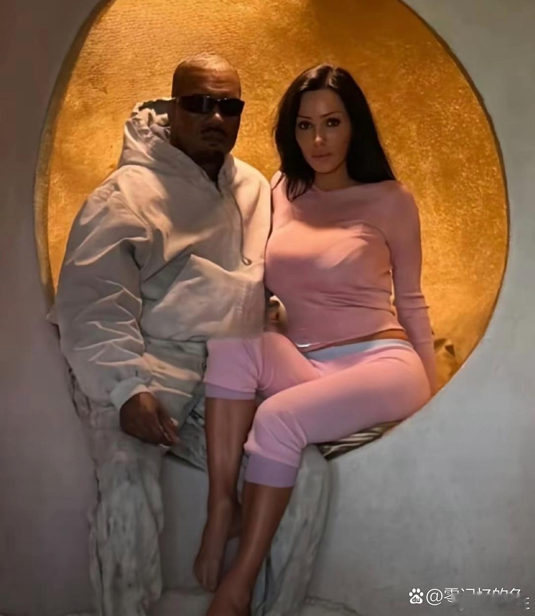 这应该是侃爷夫妇最正常的一套衣服。