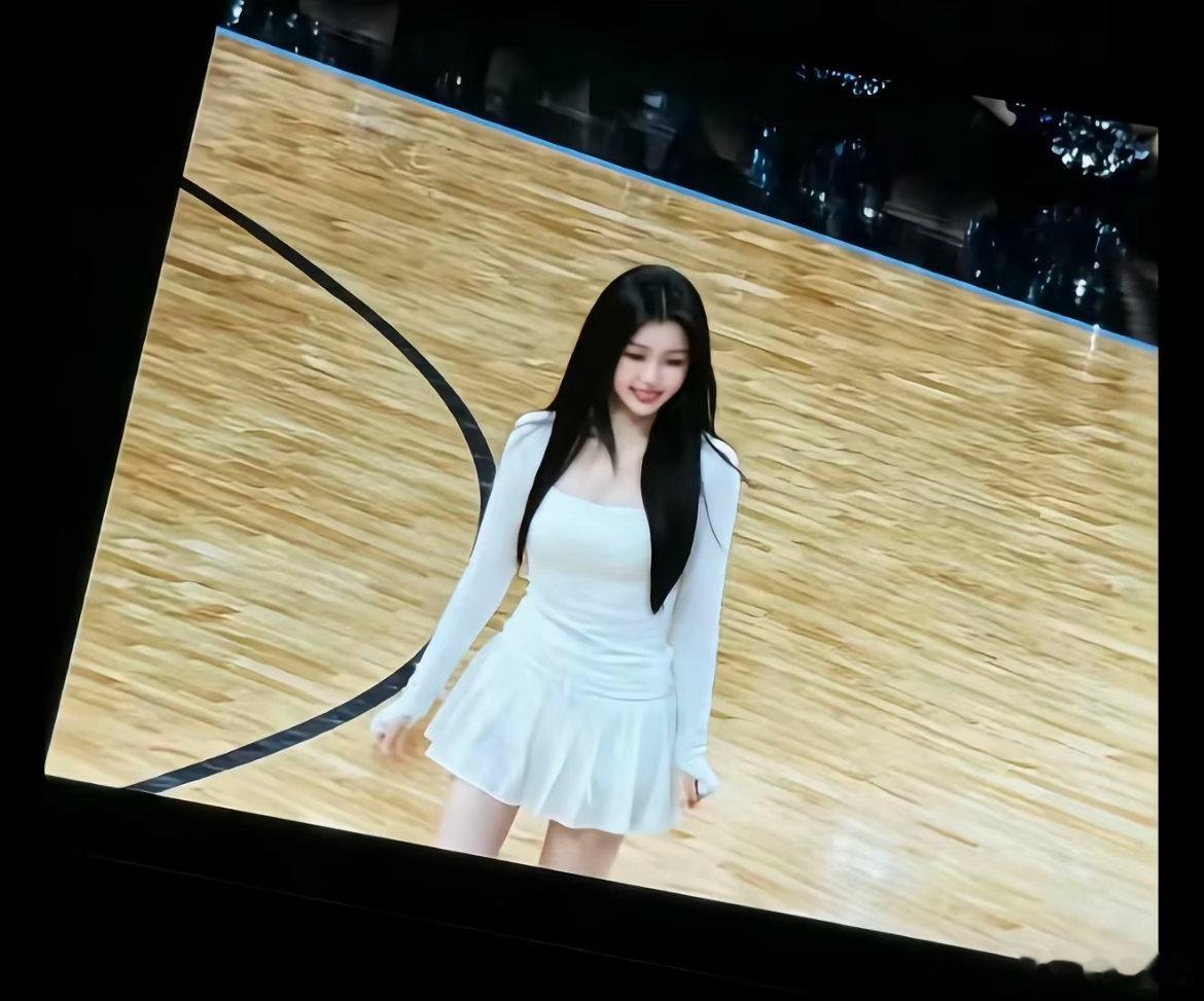 169的身高，又白又美又瘦，完全是女神级别来的虞书欣开球