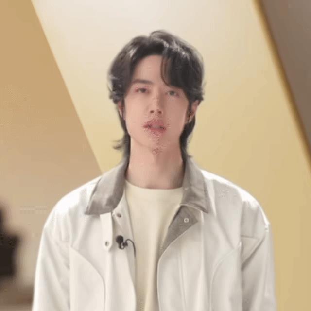 有一个疑问，这个是不是新鲜的王一博？今天的新物料来了。是林氏的。有一个争论，