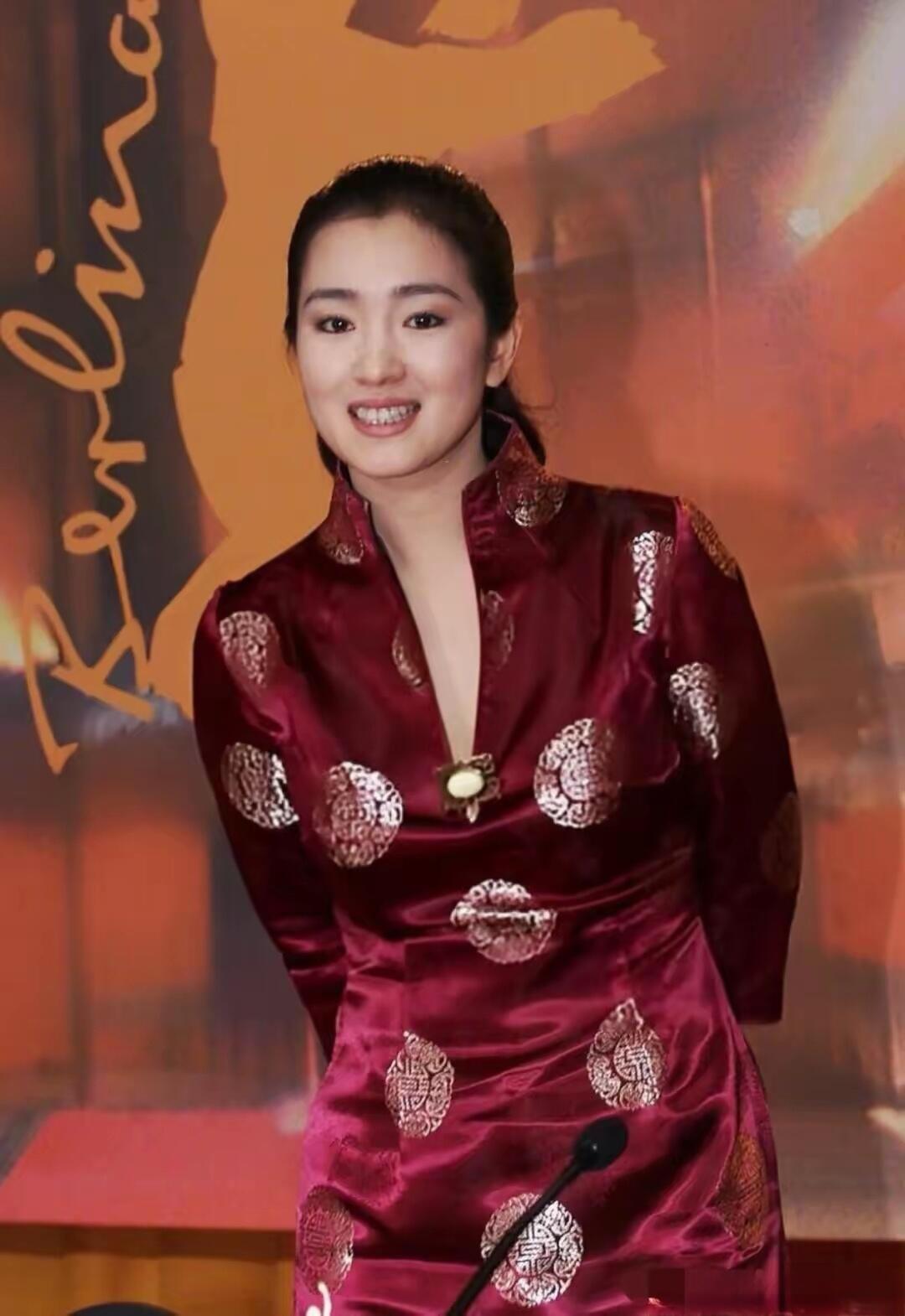 巩俐拒绝“巩皇”等所有溢美称号，背后四层清晰的职业信念全网尊称她“巩皇”，
