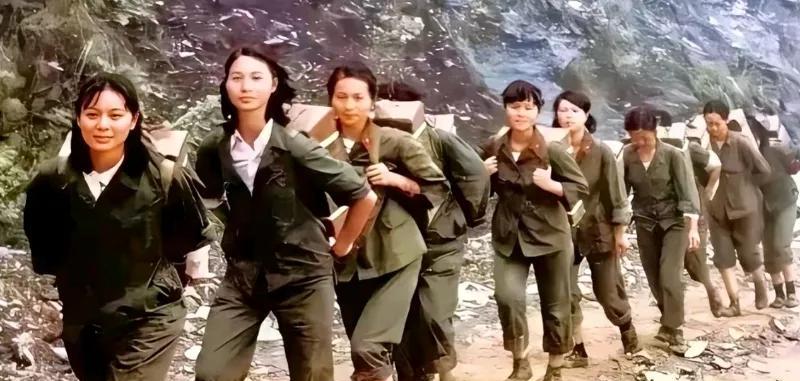 1986年，老山前线，几个漂亮的女战士，正在往前线运送物资。她们背负着上百斤重的