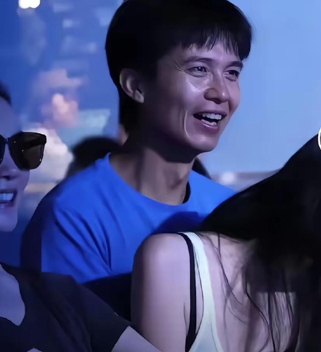 以后别说什么男闺蜜了王菲这所谓的男闺蜜，结果还是抱着女的，证明他的性取向是没有