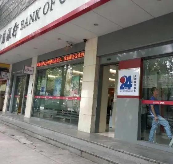 对于提前还房贷，很多银行应该是抗拒的，我说说自己的经历。上周二