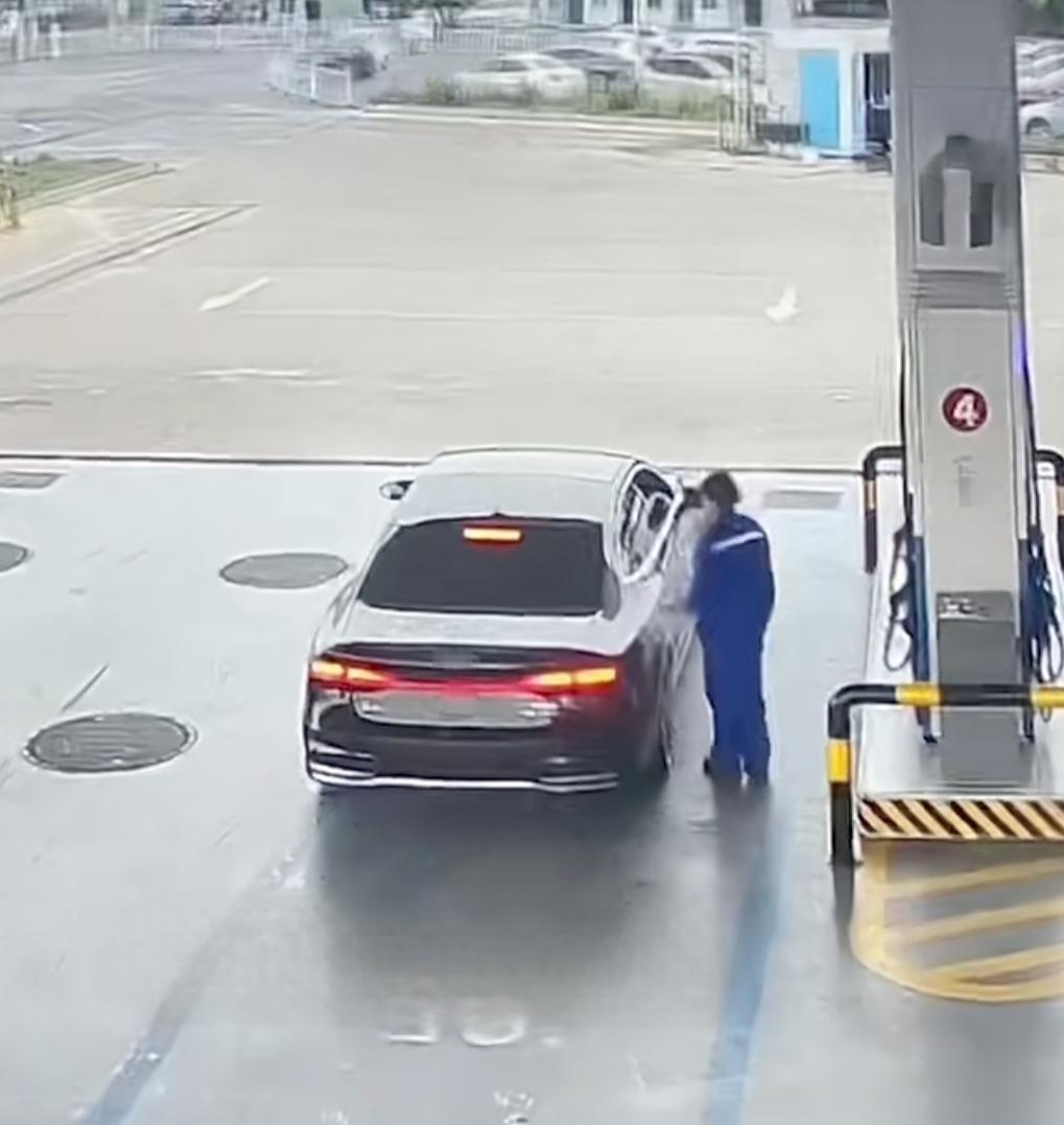 又一个加油逃单的！怎么了这是？这些豪车司机都穷到这种地步了吗？视频显示合肥一