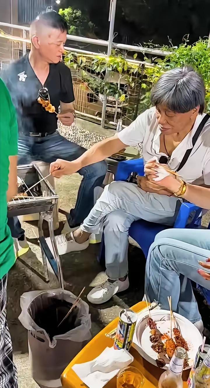 【香港三龙之一，仅剩成龙】有人说梁小龙死于心脏衰竭，不是突发情况，他临终坚持七