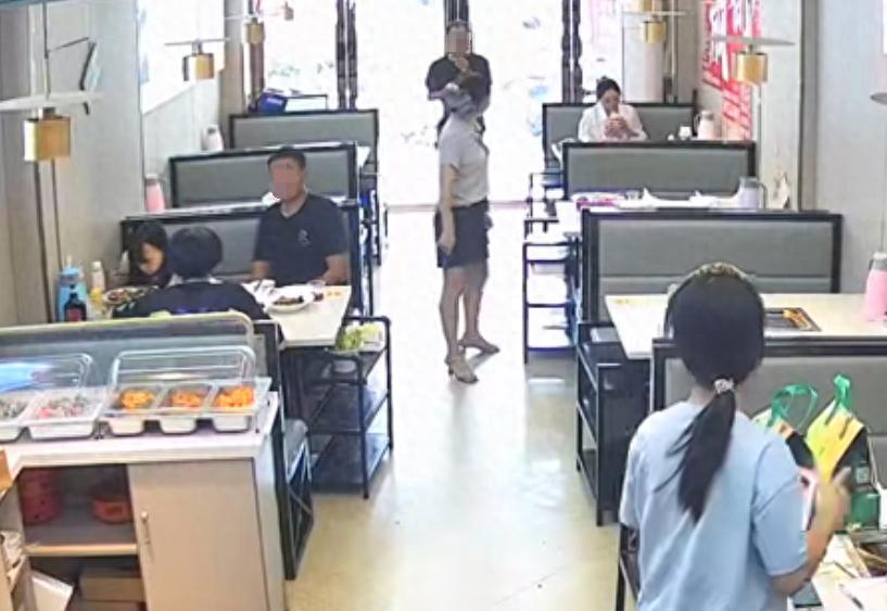“太暖人心了！”江苏苏州，女子开了一家餐馆，一名生活窘迫的中年男子进入店里，放下