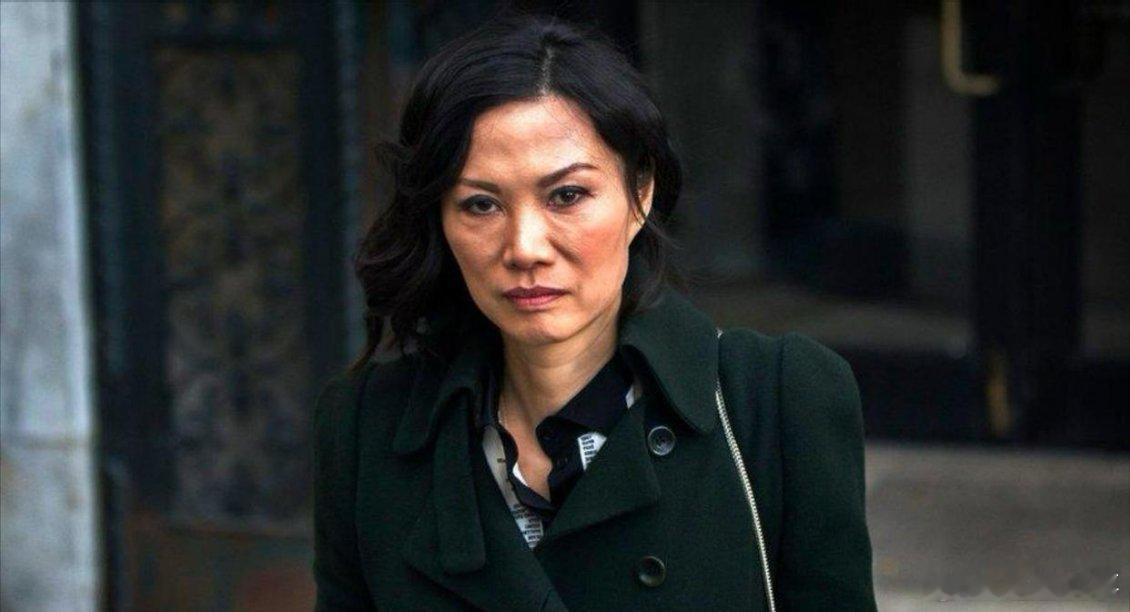 爱泼斯坦档案中提及的中国面孔里面最诡异的就是邓文迪了，基本上是飞行嘉宾，参与程度