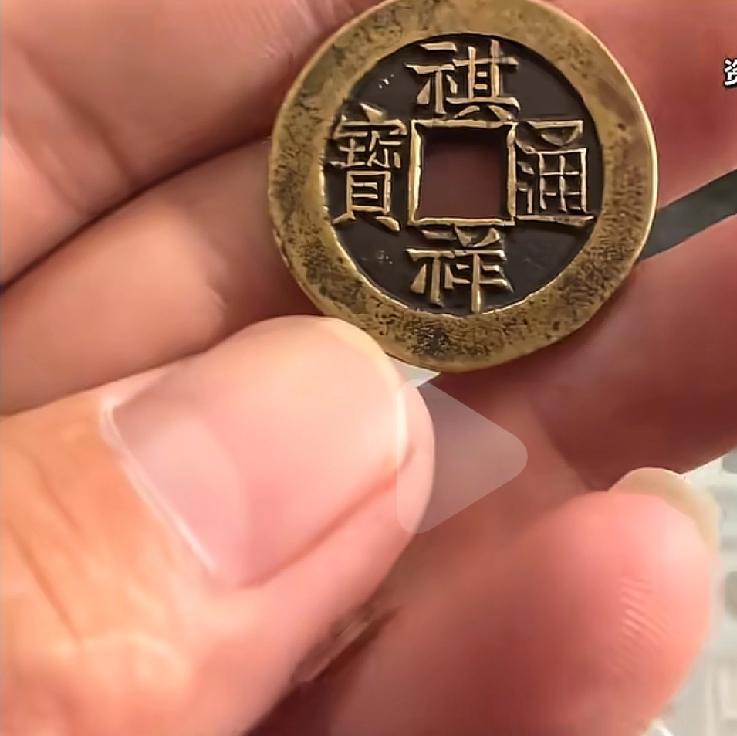 一位游客去山东济南景区游玩，可在拍照的时候，自己随身携带的七位数古币掉入了景区的