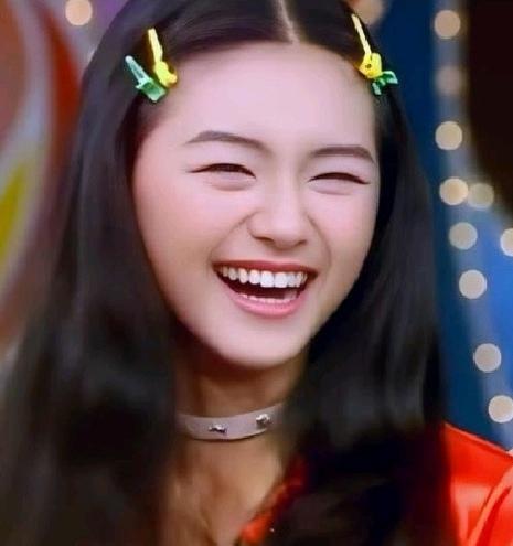 回看大S早期综艺造型，刚出道的她少女感拉满，头上夹着各式小发夹，跟咱们小时候爱戴